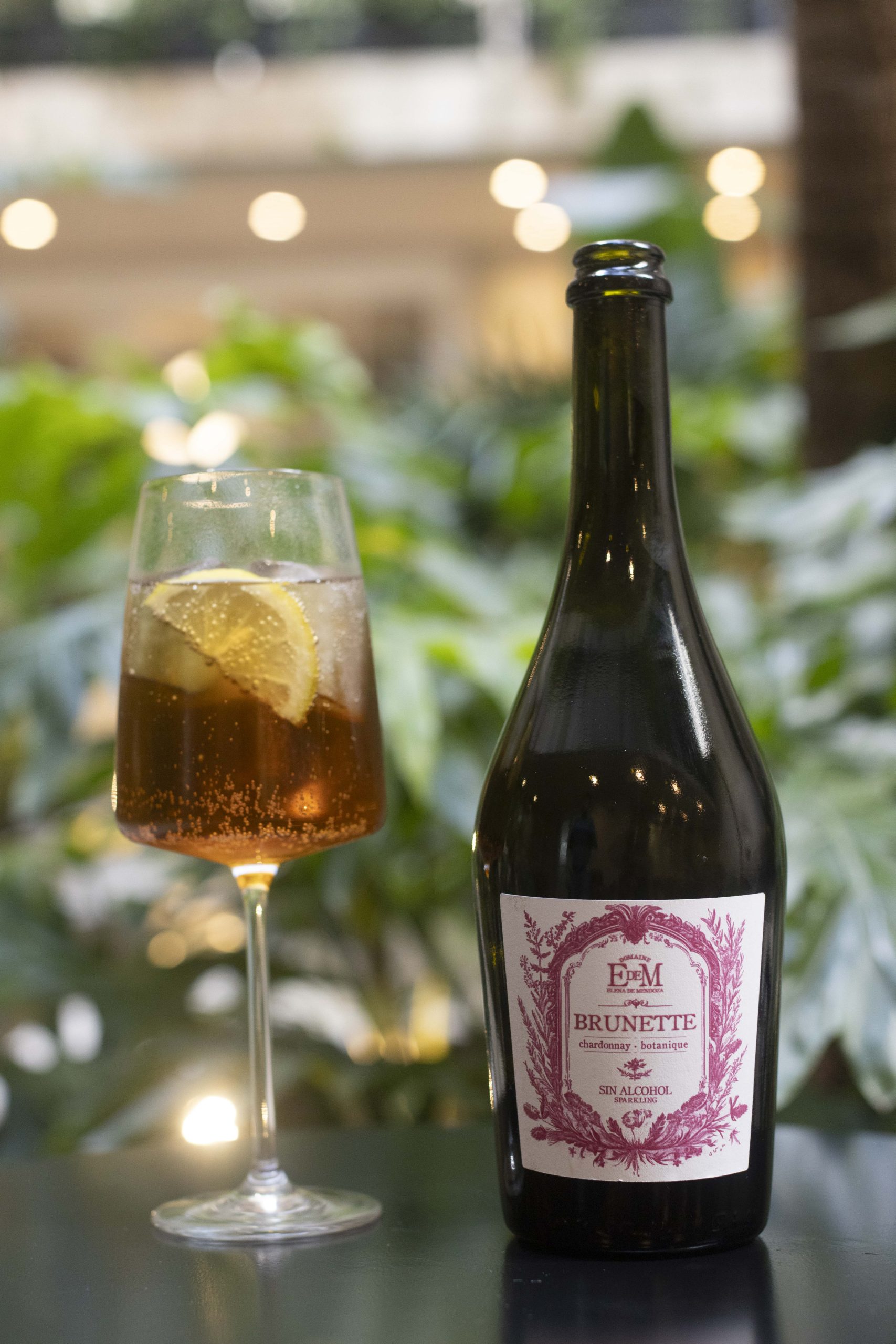 zero alcohol, no alcohol, 0%, botanicals, wine, vermouth, orange peel, lemon peel, sparkling, chardonnay, wine, high alttitude, mendoza, uco valley, brunette, catena institute of wine, domaine edem, elena de mendoza, e de m, argentina
Natural ingredients