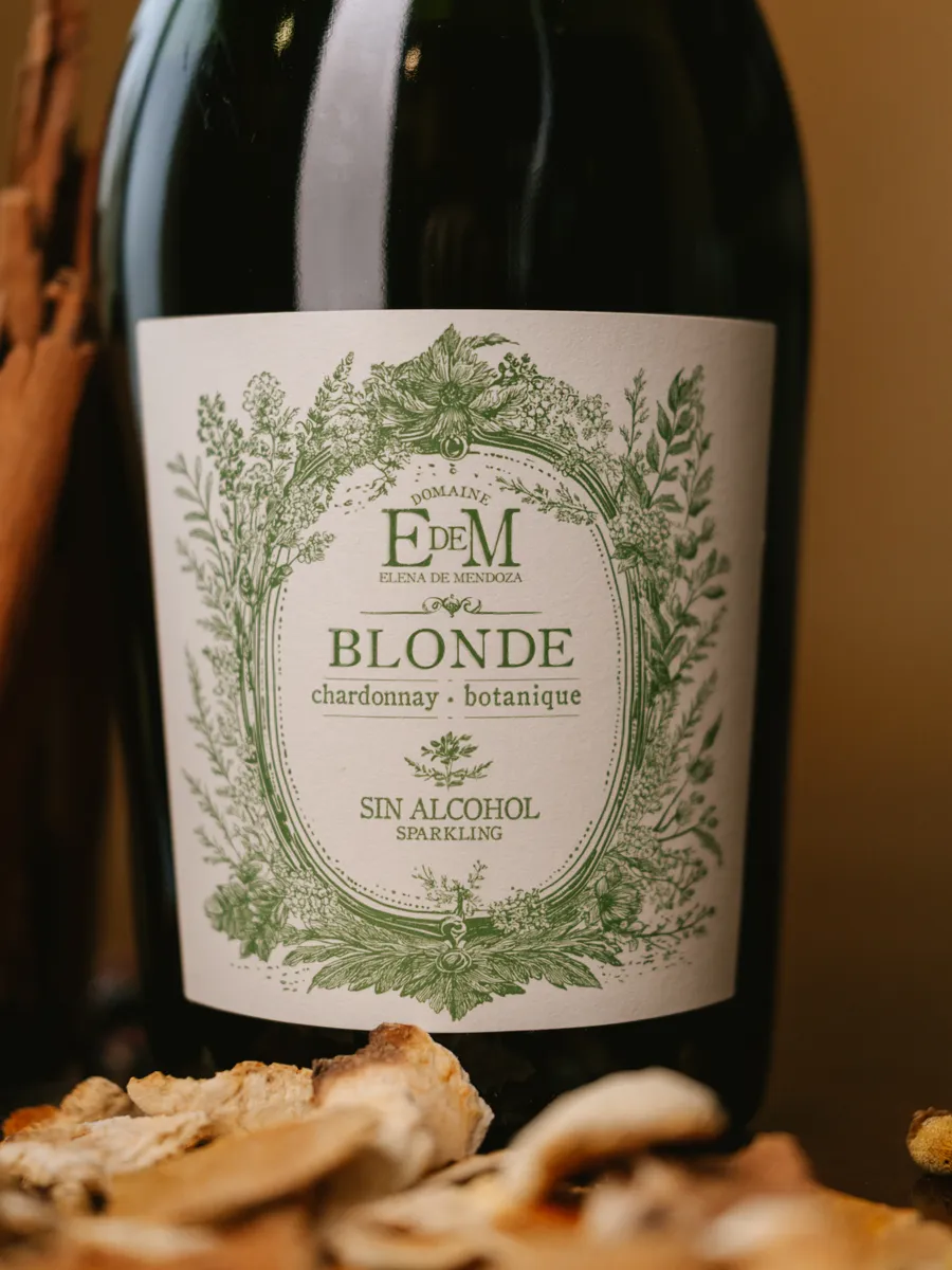 Close-up of the BLONDE label